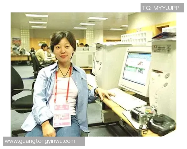 中国女记者与足球明星的幕后故事与情感交织的精彩瞬间