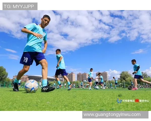 足球明星在绿茵场上的精彩瞬间横屏展示尽显风采与魅力